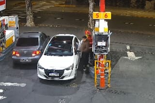 Así fue el choque de Pity Álvarez contra un auto que estaba cargando nafta en una estación de servicio