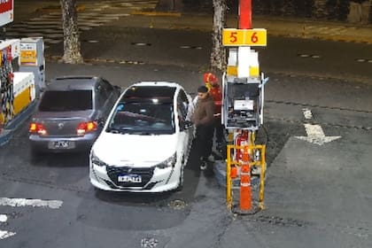 Pity Álvarez chocó a otro auto en una estación de servicio