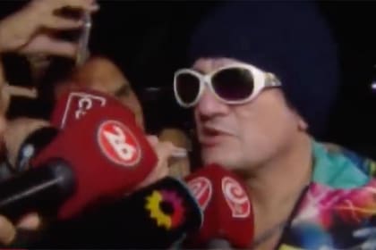 Pity Álvarez hablando con la prensa antes de ingresar a la Comisaría Nº 52 de Villa Lugano