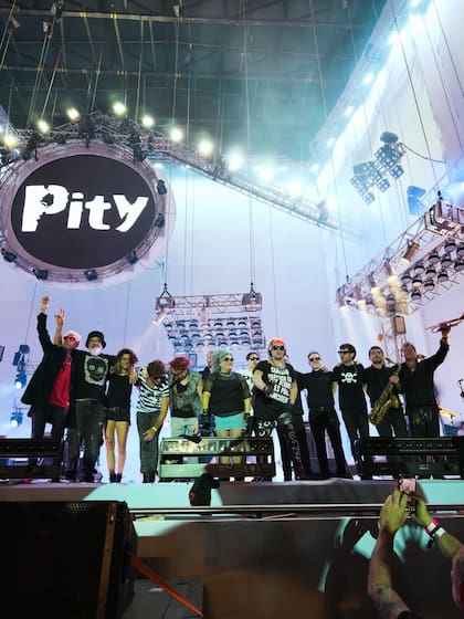 Pity Álvarez y su banda, en el cierre del show que ofreció, el 20 de diciembre, en el estadio Mario Kempes de Córdoba
