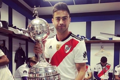 Pity Martínez muestra la Copa en el vestuario.