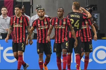 Pity Martínez y el festejo de su gol, con un remate que se desvió en un defensor