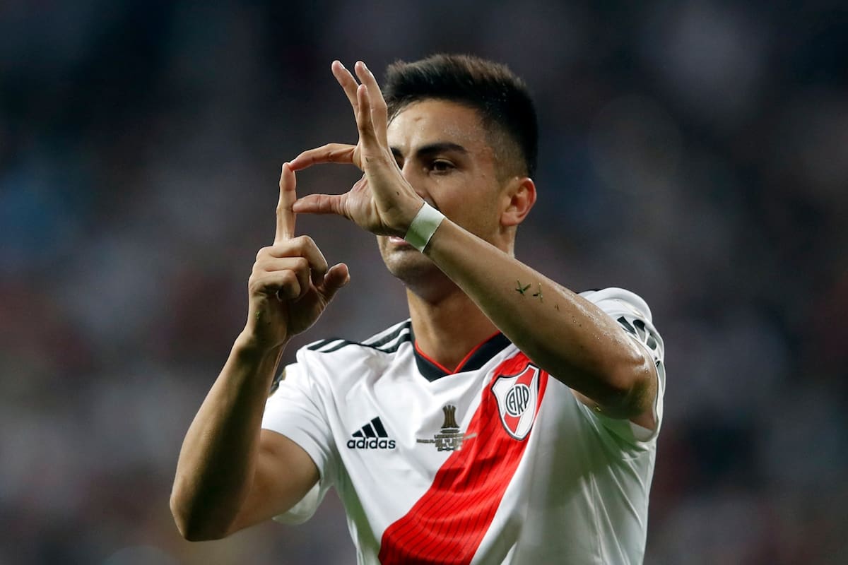 Pity Martínez y una dedicatoria, en el festejo de su gol.