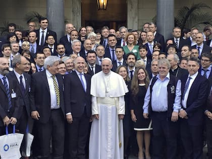 Los jueces Lorenzetti y Casanello, el sindicalista Piumato y el dirigente social Vera rodean al papa Francisco en 2020
