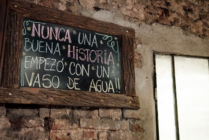 Pizarra con leyenda anti-abstemios.