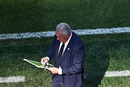 Pizarra en mano, Alfaro escribe una página inolvidable en el Mundial (Photo by Jewel SAMAD / AFP)