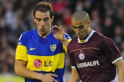 Pizarro en su época de Lanús, en un partido ante Boca