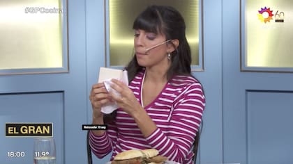 Pizarro mostró que tenía dos sandwiches de miga de jamón y queso en su cartera. "Bien envueltos así no se secan", comentó divertida.