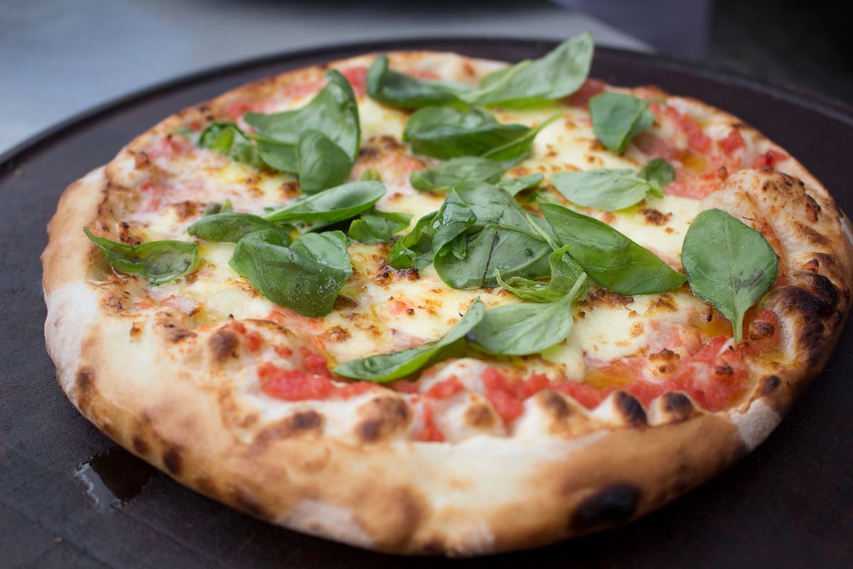 Pizza con albahaca
