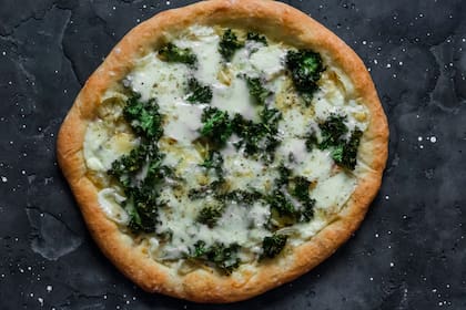 Pizza con kale, cebollas caramelizadas y queso azul, creada en @pianibylamarguerite