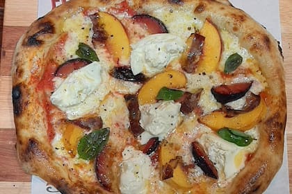 Pizza de fermentación lenta con burrata y panceta