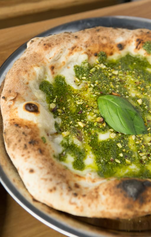 Pizza de queso de cabra, pesto y pistachos en Antonio's.