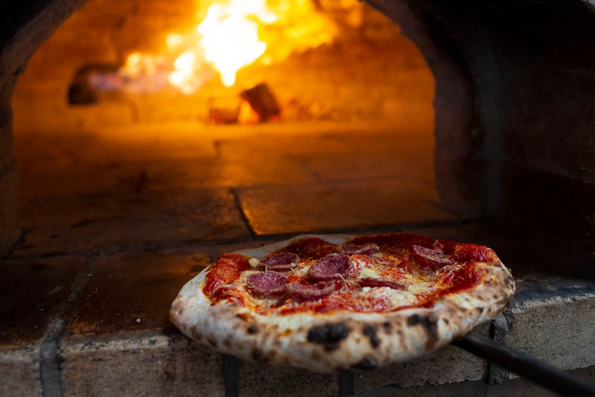 Pizza de sardo con extracto de tomate y salame en De Rosa
