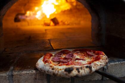 Pizza de sardo con extracto de tomate y salame en De Rosa