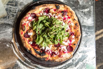 Pizza “galáctica”: remolacha caramelizada,
queso de cabra y nuez pecán.