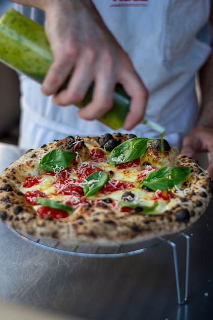 Pizza Margarita: pomodoro, mozzarella, parmesano, albahaca, aceite de oliva.