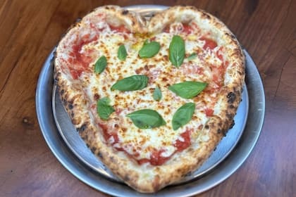 Pizza margarita (salsa de tomates, mozzarella, fior di latte y filante y albahaca) con forma de corazón de Orno