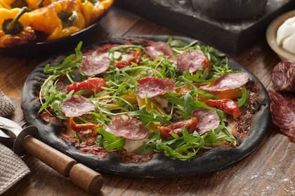 Pizza Nera, la innovación gastronómica que causa sensación este verano
