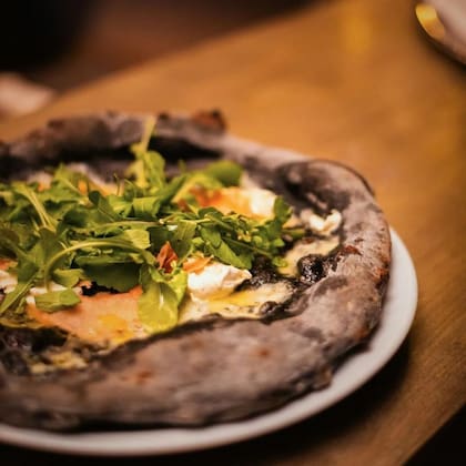 Pizza Nera o Pizza negra a base de carbón activado