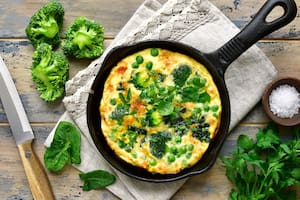 Pizza nube con cobertura de brócoli.