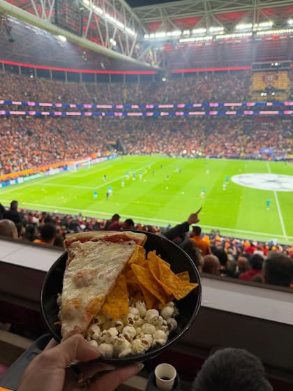 Pizza, pochoclos y nachos, el menú que consumió
