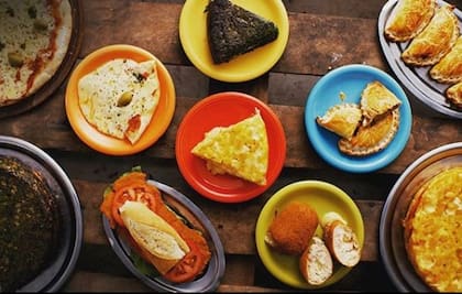 Pizzas, tartas y empanadas. Además, claro, de la célebre tortilla, son algunos de los tentempiés que ofrecen desde temprano
