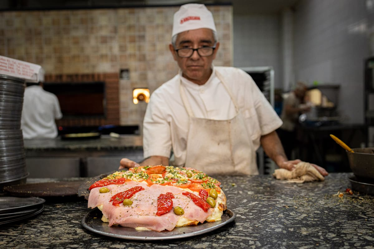 Pizzería La Americana, pizza de molde. Avenida Corrientes, Ciudad de Buenos Aires.