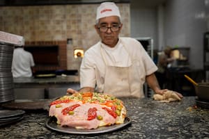 Pizzería La Americana, pizza de molde. Avenida Corrientes, Ciudad de Buenos Aires.
