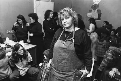 Pizzey en uno de los superpoblados hogares para esposas maltratadas, Londres, 1978.