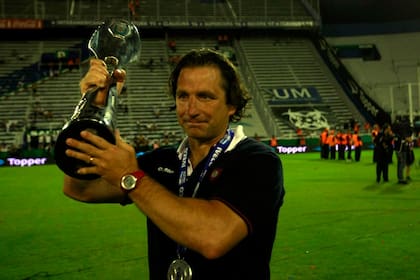Pizzi es uno de los DTs que pretende Valencia