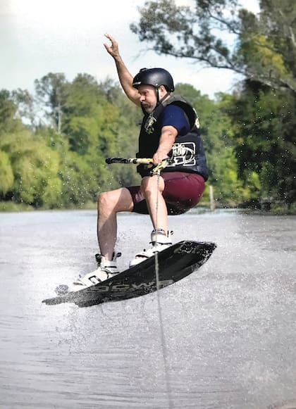 Pizzini, practicando wakeboard en el Delta