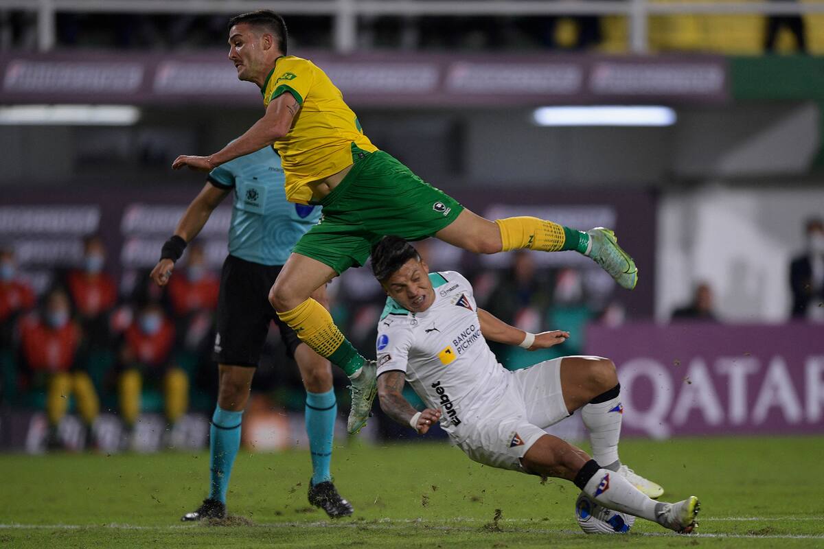 Pizzini vuela tras el cruce con Luis Ayala; Liga de Quito se llevó tres puntos increíbles de Florencio Varela y dejó complicado al Halcón