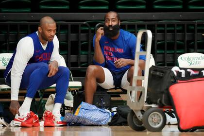 P.J. Tucker, izquierda, de los Sixers de Filadelfia, platica con su compañero James Harden durante el entrenamiento del equipo de baloncesto de la NBA, el jueves 5 de octubre de 2023, en Fort Collins, Colorado. (AP Foto/David Zalubowski)