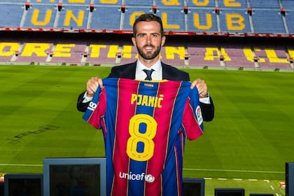 Pjanic firmó contrato hasta 2024 y usará la camiseta número 8 en Barcelona