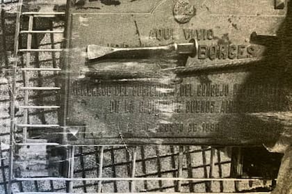 La placa robada junto con la barreta y el cortafierro que usaron para extraerla