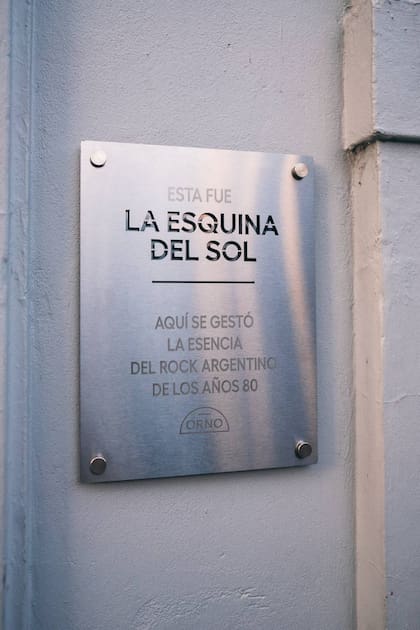 Placa conmemorativa colocada en la esquina de Guatemala y Gurruchaga, donde hoy está la pizzería Orno y en los 80 estuvo La Esquina del Sol