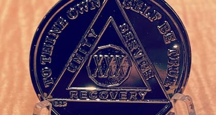 Placa conmemorativa que recibió el músico por sus 30 años alejado del alcohol