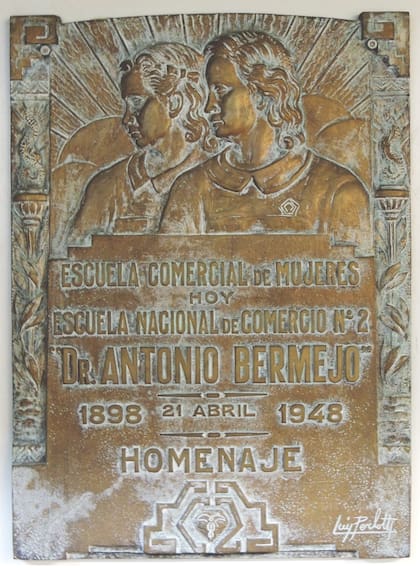 Placa de bronce, obra del escultor Luis Perlotti, en homenaje a la institución.