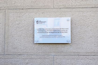 Placa de homenaje a los desaparecidos en la Casa Argentina en París