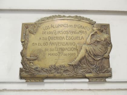 Placa de homenaje de los alumnos de 6to grado de 1916 a 1918