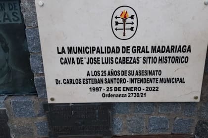 Placa en conmemoración de José Luis Cabezas en la cava donde el periodistas fue asesinado