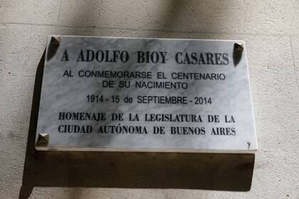 Placa recordatoria en el frente del edificio de Barrio Norte