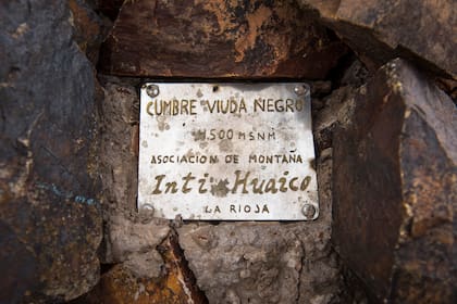 Placa en la cumbre del cerro Viuda Negro.