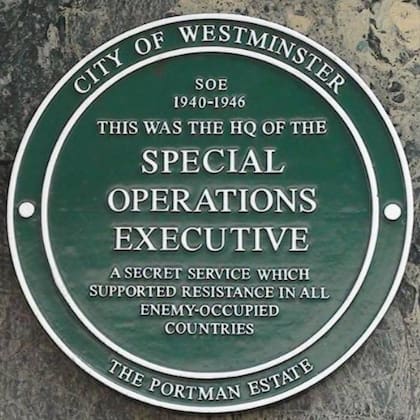 Placa frente al edificio en el que funcionó el SOE, la agencia de comandos secreta que fue fundamental para Inglaterra en la Segunda Guerra Mundial