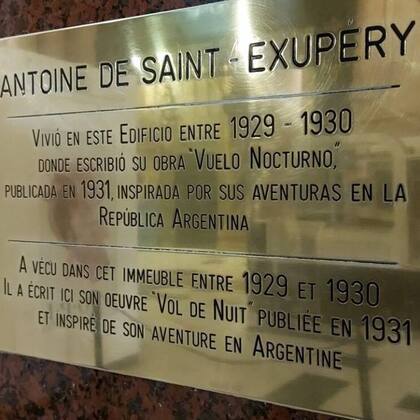 Placa que recuerda la estancia de Antoine de Saint-Exupéry en la Galería Güemes