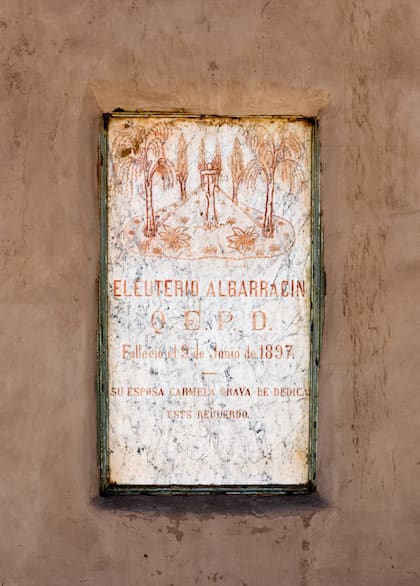 Placa recordatoria a uno de los principales donantes para la construcción de la capilla Nuestra Señora de la Merced