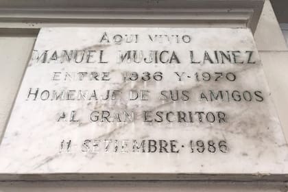 Placa recordatoria de Manuel Mujica Láinez, en O´Higgins y Juramento, Belgrano