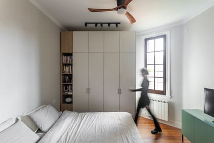 Placar con biblioteca (Madra Estudio) de melamina blanca y símil madera 'Camelia' (FAPLAC). Consola laqueada verde con estructura de hierro (Madra Estudio). Spots y ventilador (Luminocity).