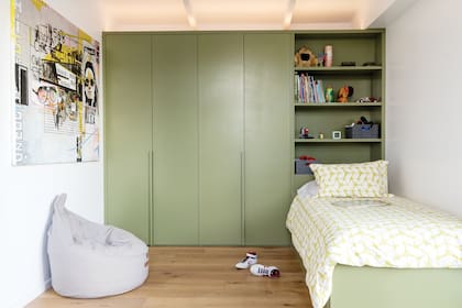 Placard y cama en verde ‘Edamame’ (Sherwin Williams). Cubrecama a medida (Cuqui Najo).