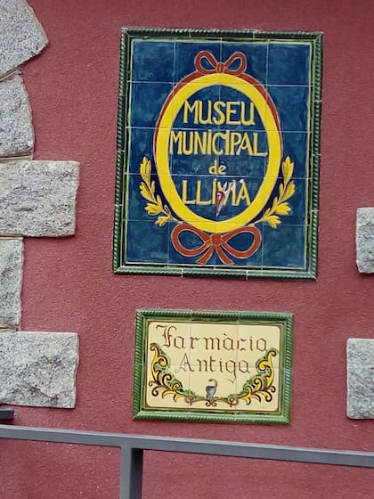 Placas de cerámica del Museo Municipal y de la ancestral botica